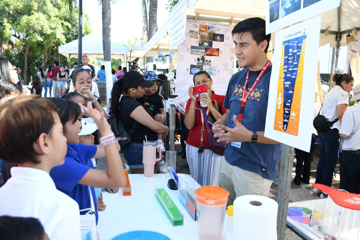 Taller con público atento en la Feria 2025