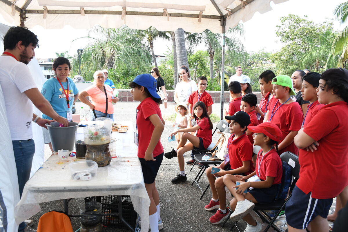 Grupo escolar participando en un taller