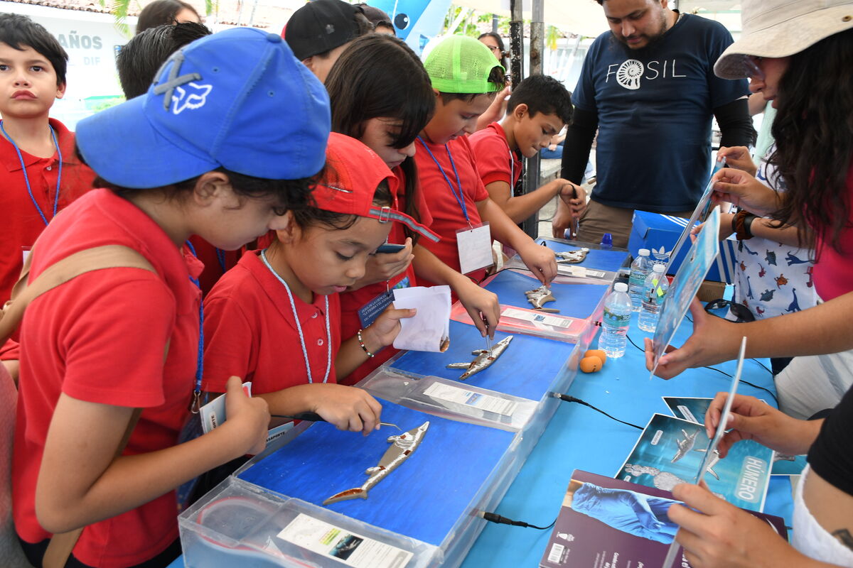Estudiantes de uniforme rojo en un taller